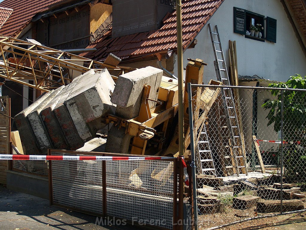 Baukran zwischen zwei Haeuser gestuerzt Koeln Vogelsang Sperberweg P854.JPG